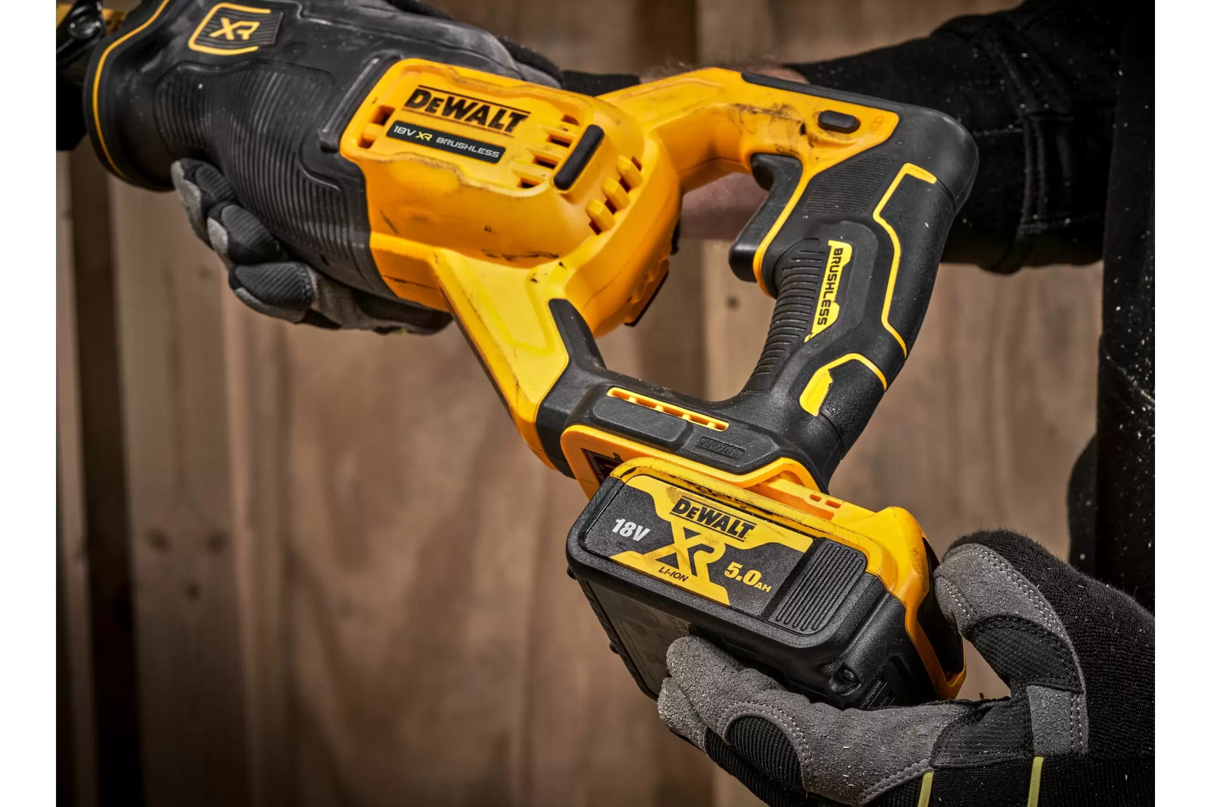 Сабельная пила Dewalt DCS382N-XJ